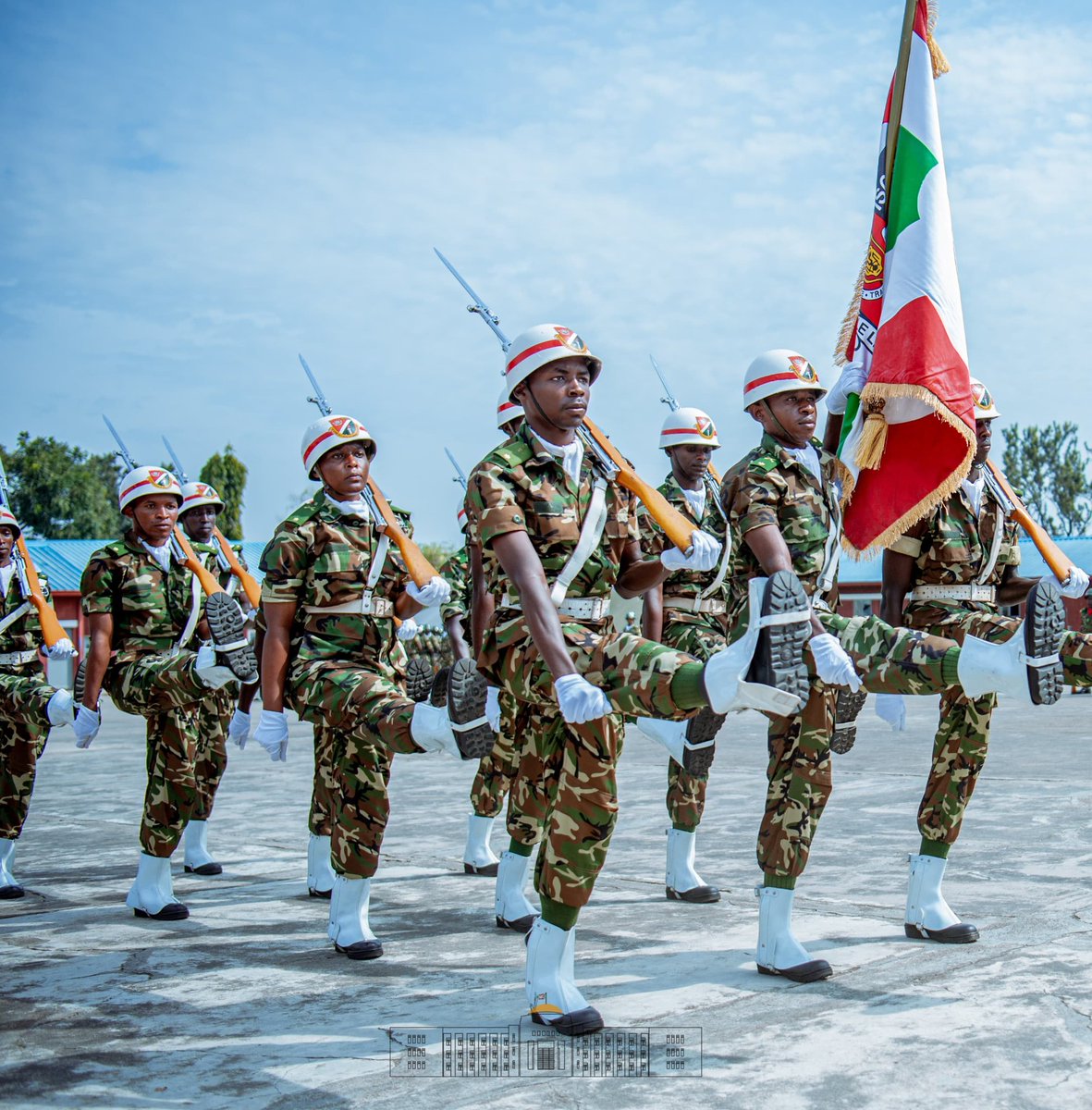 KwaNtare's tweet image. Umukuru w&apos;Igihugu Nyenicubahiro @GeneralNeva atanguza icese umwaka wa kaminuza 2023-2024 mw&apos;ishure ry&apos;intwazangabo #ISCAM, ku civugo &quot; ISCAM,  shingiro ry&apos;akarangamutima n&apos;ubutwari vyamye biranga indongozi z&apos;igisirikare c&apos;u #Burundi mu gukingira igihugu&quot;. Amwe mu masanamu :👇