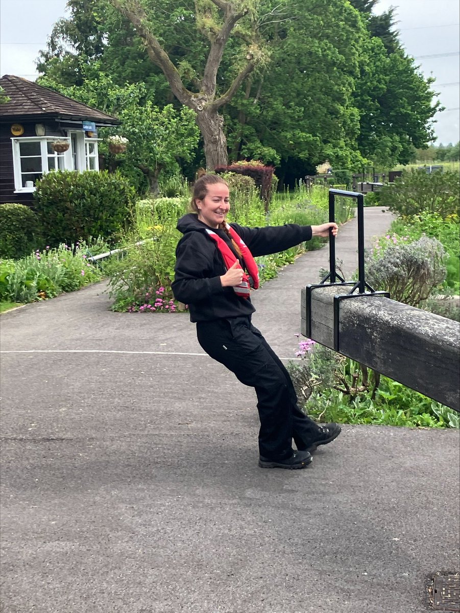 Here is Heidi one of our new waterways team leaders ,operating our #Radcot lock offering additional support at our lock sites ,enabling the lock keeper to under take site duties .#TeamEA. ⁦@EnvAgencySE⁩