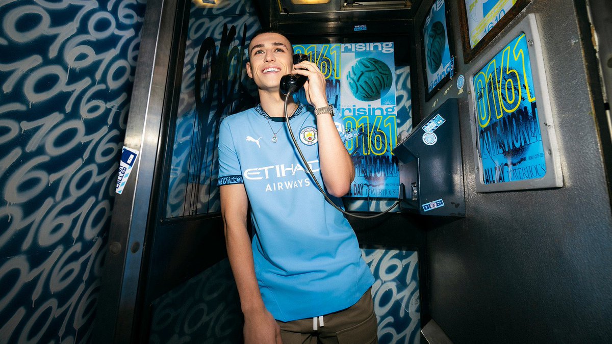 مانشستر سيتي يقدم قميص للموسم القادم 

وبهذه المناسبة، تدور فكرة القميص حول مدينة مانشستر. "إن الرقم 0161 الخاص بالمدينة 

يبدو لي النادي السماوي حكم هاذي المدينة بقبضة من حديد وتربٌع على العرش والانتقام من الجار الشقي لا كبير في مانشستر الا السماوي 🩵🩵🩵🩵.