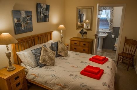 🏡Set amidst breathtaking mountain views, Inverherive Cottage offers a haven for keen walkers, with easy access to Glencoe and a variety of Munro mountains. 🏡 Self Catering aroundaboutbritain.co.uk/Perthshire/137… #SelfCatering #Perthshire #MountainViews #Cottage #Holiday #Family#Crianlarich