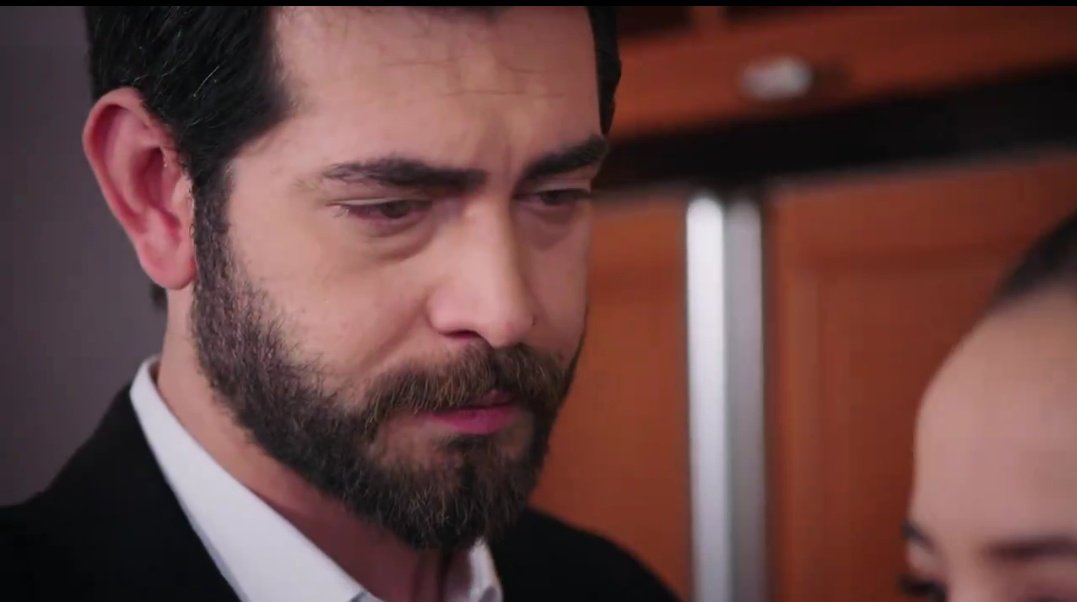 Vi7oriaraujo's tweet photo. Baran-"Dilan, o que vc esta fazendo?
Dilan-"O que ele esta fazendo aqui?
Baran-"Me de isto! Ele esta consertando apenas isso.
Dilan-"Sahir ainda esta a solta, estou com medo.
Baran-"Fique calma, ja passou minha linda.
#KanÇiçekleri · #DilBa https://t.co/iXWhK53vG7