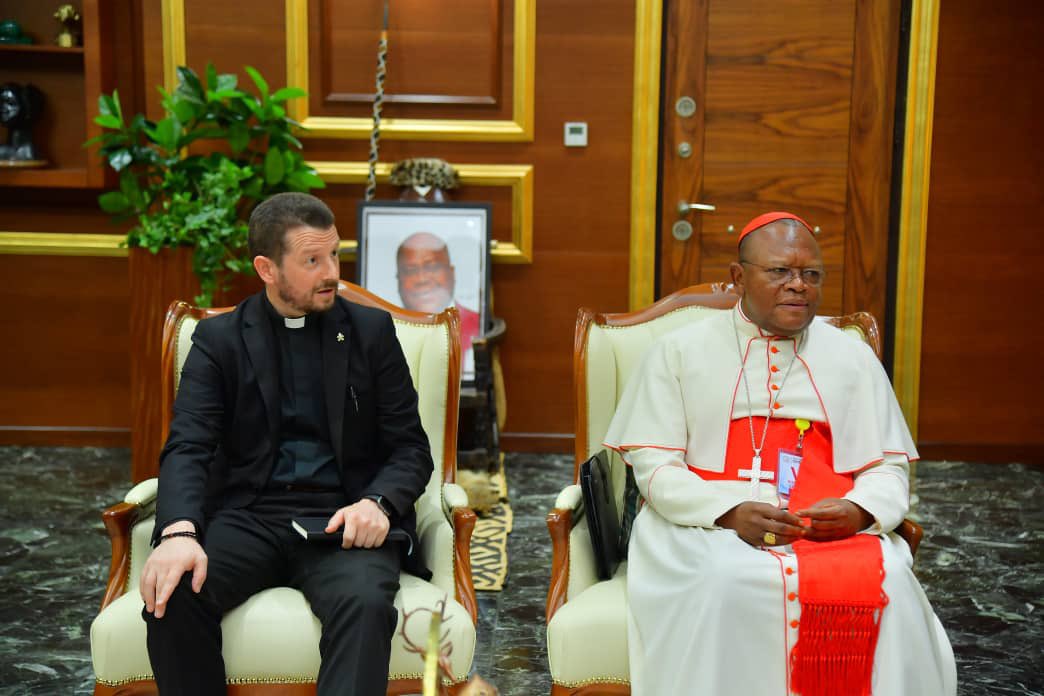 Le cardinal @TataCardinal s'est fait accompagné du chargé d'affaires de Vatican pour l'aider à formuler son pardon au président FATSHI. L'offensive diplomatiq déclenchée contre le cardinal par le gouvernement était sur le point de l'abattre. On ne défie pas l'État! #Lumbe_lumbe