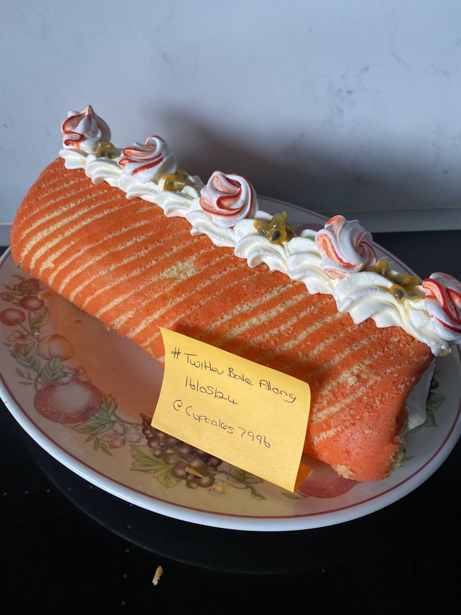 @thebakingnanna1 @Rob_C_Allen @marybethxx6 passion fruit and peach Swiss roll filled with passion fruit curd fresh cream passion fruit pulp and a chopped peach topped with meringue kisses
