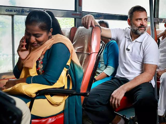 महिला फोन पर: मम्मी मेरे पीछे वाली सीट पर देश के अगले प्रधानमंत्री बैठे हुए हैं। मम्मी: अरे कौन? अच्छा राहुल गांधी !