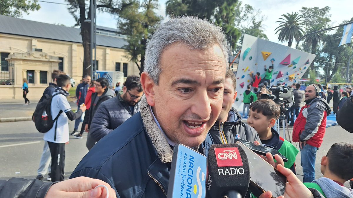 🔵#Ahora |🚨El móvil de <a href="/IvannaMyzka/">Ivanna Myszkowski</a> con <a href="/pablojavkin/">Pablo Javkin</a>-#BuenDíaNacional☀️

🔴Aumento de colectivos: "Vamos a esperar a fin de mes, en coordinación con con las ciudades del interior. Ya hay 3 aumentos de combustible acumulados. El margen es muy chico, no queremos perder pasajeros"