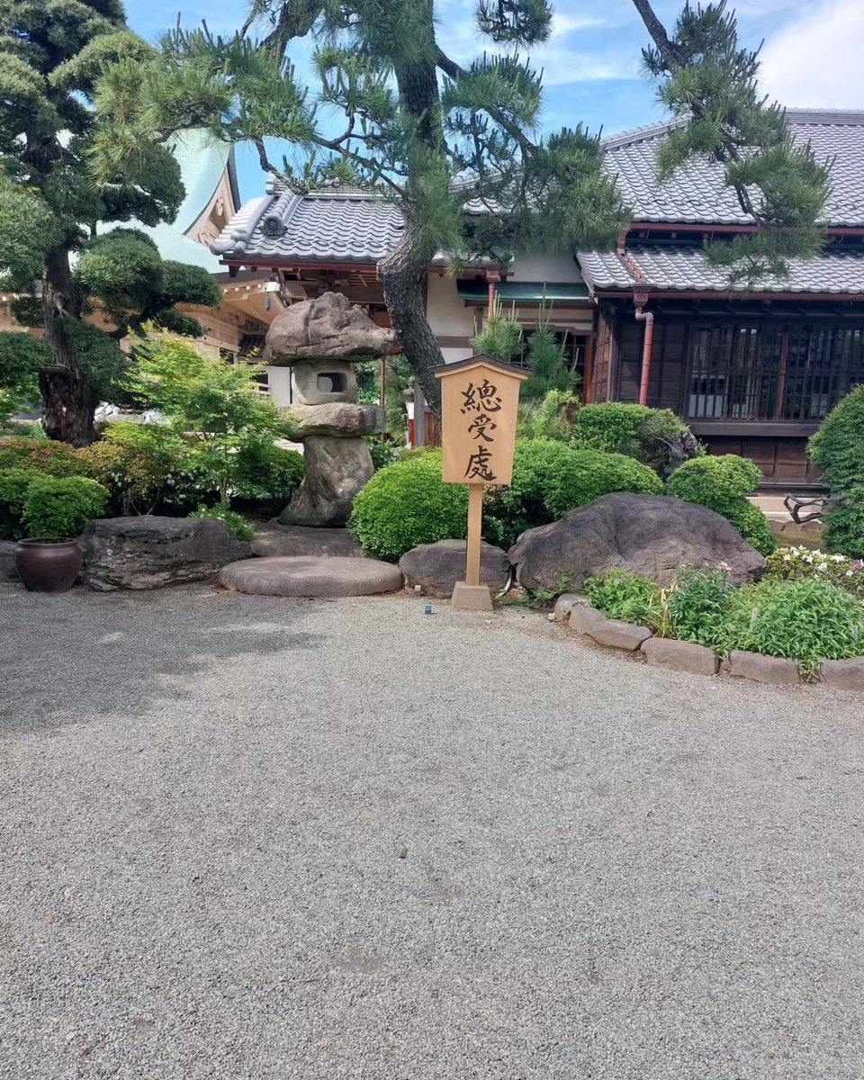 Ein Besuch beim Katzentempel Gotokuji durfte natürlich auch nicht fehlen. 
Ich finde den Aufbau und die Architektur von Tempeln und Schreinen wirklich faszinierend #japan #japanreise #japantravel #japantrip #nihon #japan2024 #japanreise2024 #travel #traveling #tokio #tokyo