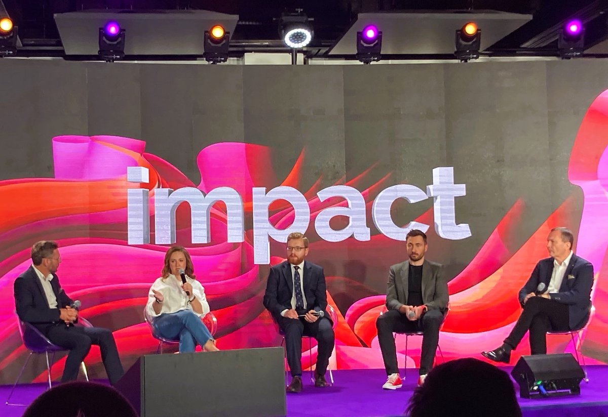 #NaScenieImpact @ImpactCEE Marta Życińska: 'Tokenizacja zapewnia nam o wiele większe bezpieczeństwo płatności. Token, który zastępuje rzeczywisty numer karty, chroni nasze dane. Ta innowacja wkracza też już do innych sektorów, zabezpieczając np. nasze informacje medyczne.'