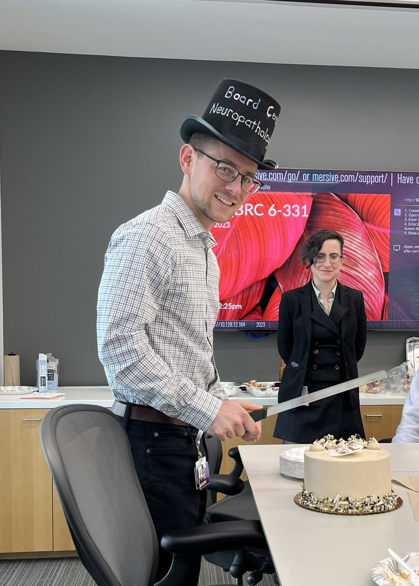 How to send off a neuropathologist as he embarks on the step of his career as an attending physician: Step 1. Get a cake. 🎂 Step 2. Use a brain knife to cut the cake 🧠 🔪 Step 3. Marvel at his cutting skills 😁 @MccordMatt We’ll miss you! #pathtwitter #neuropath #pathology