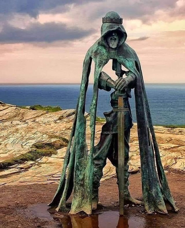 Thread of amazing sculptures you (probably) didn't know existed 🧵 1. Statue of King Arthur, England