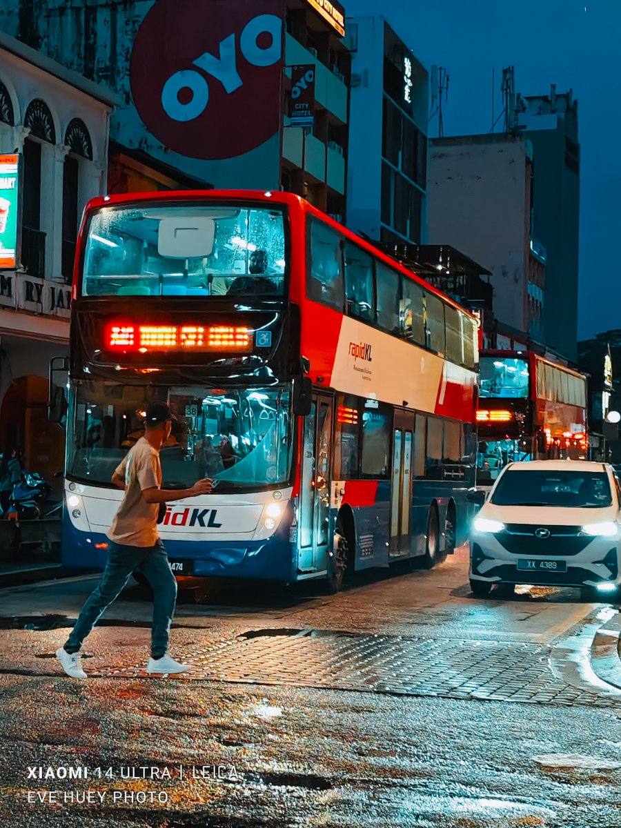 Concrete jungle whispers urban secrets under the neon hums and honking horns. Share your urban photos in the #XiaomiLivingFrames activity: s.mi.com/bVSFU1JE 📸Eve Huey (IG: photographueygram)