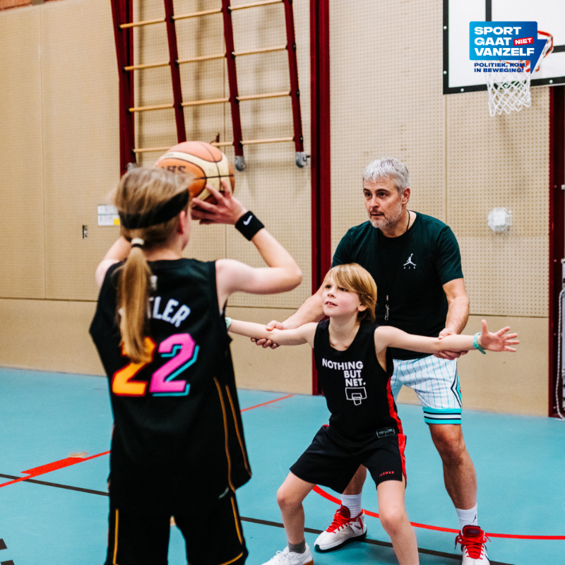 nocnsf's tweet photo. Het hoofdlijnenakkoord van de formerende partijen benoemt één kans om de maatschappelijke waard van sport te verzilveren. 

Wij zien veel meer kansen bij uitwerking van het beleid. Daarom: benut de kracht van sport en onze unieke verenigingsstructuur.

#SportGaatNietVanzelf