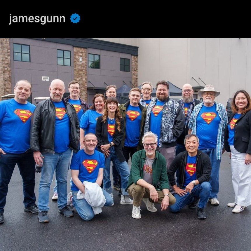 ✨O SNYDER APROVOU! Scott Snyder falou sobre visitar o set de #Superman: 

'Foi um momento tão bom, todos nós nos demos muito bem. Vimos uma cena sendo filmada envolvendo Superman e Lex que foi incrível e tinha acrobacias. E então pudemos ver parte do material conceitual e foi