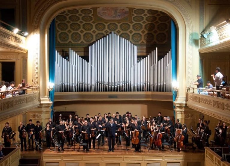 Nesta quinta-feira, 16/5, às 19h, a Orquestra Sinfônica da UFRJ fará um concerto no Salão Leopoldo Miguez, da Escola de Música. Saiba mais: 4et.us/orquestra-sinf… #ufrj #orquestra #cultura