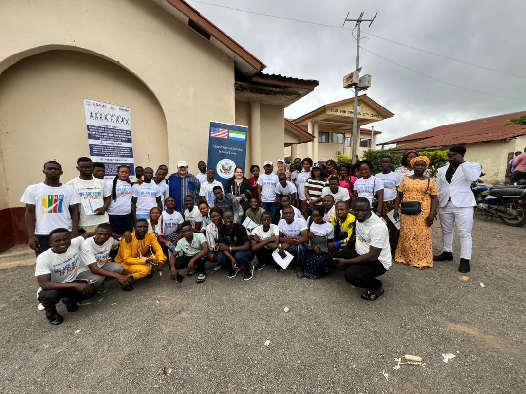 Day three in Kono, Ambassador Hunt visited participants of the @USAIDAfrica’s  People to People activity. This US Government program in collaboration with the Government of Sierra Leone is empowering 'youth peace ambassadors' to promote peace, religious and political tolerance,