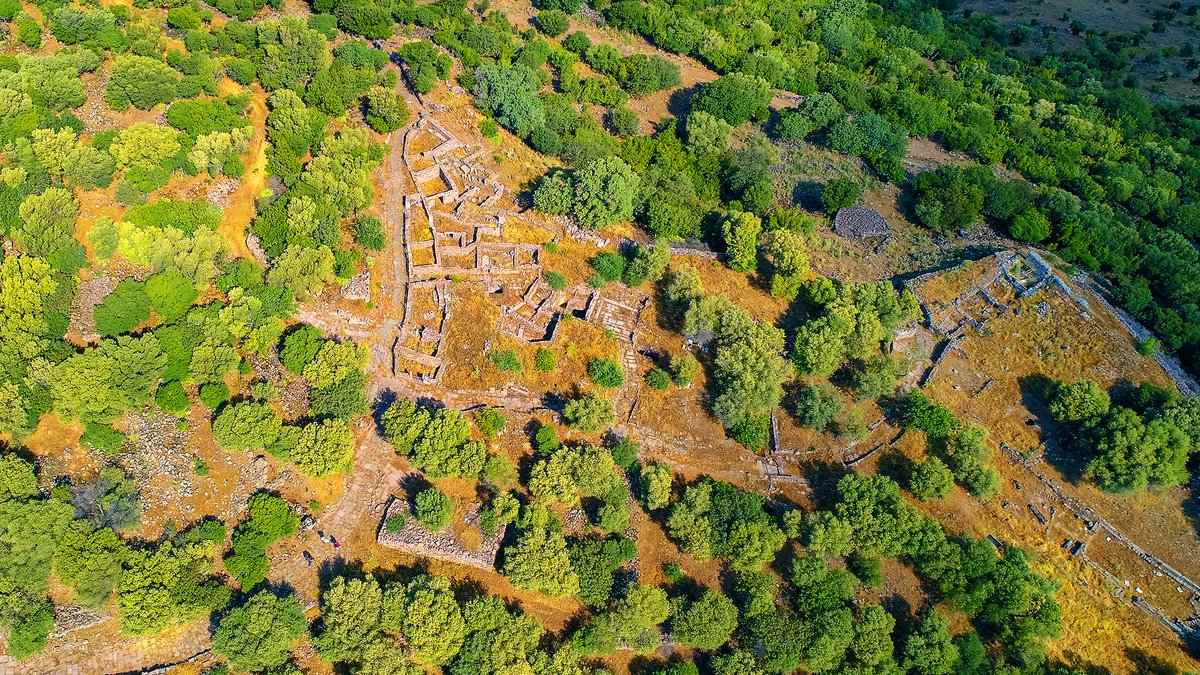 Nestled atop the volcanic rocks of Yunt Mountains, Aigai emerges as a mountain city steeped in history and adorned with natural splendor. The name 'Aigai' itself means '#goats'.🐐 (Aigai Archaeological Site, Manisa) #Türkiye