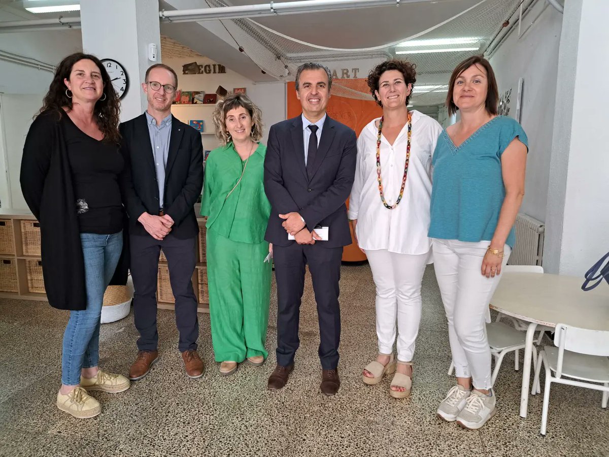 EDUNIB (@edun_ib) on Twitter photo En les visites d'avui, el conseller <a href="/AVeraAlemany/">Antoni Vera</a> ha visitat alguns
centres de Manacor <a href="/ajManacor/">Ajuntament de Manacor</a>. Avui ha anat al CEIP Molí d'en Xema, l'IES Porto Cristo, el CEIP Mitjà de Mar i el CEIP Ses Comes de Porto Cristo. En les visites d'avui, el conseller <a href="/AVeraAlemany/">Antoni Vera</a> ha visitat alguns
centres de Manacor <a href="/ajManacor/">Ajuntament de Manacor</a>. Avui ha anat al CEIP Molí d'en Xema, l'IES Porto Cristo, el CEIP Mitjà de Mar i el CEIP Ses Comes de Porto Cristo.