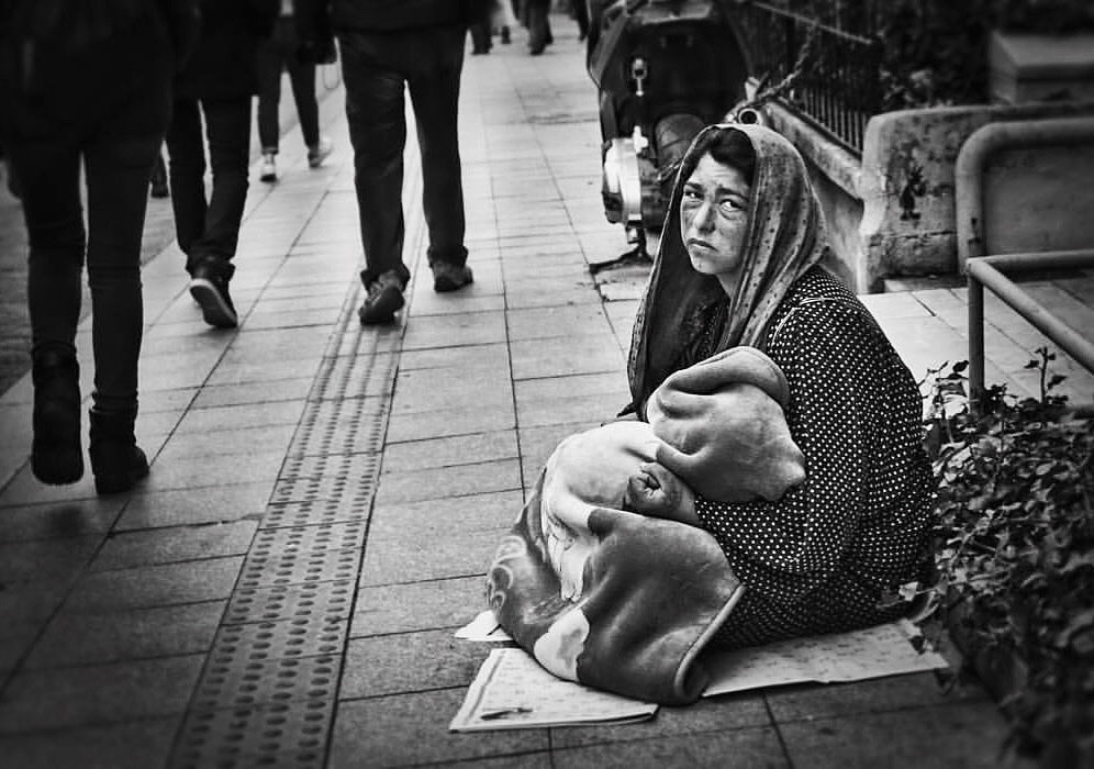 The look 😔 #streetphotography #streetphoto #bnwphotography #photography #blackandwhite #womenstreetphotographers #noiretblanc #Monochrome #phojournalism #bnwphotography #SPICollective #lensculturestreets