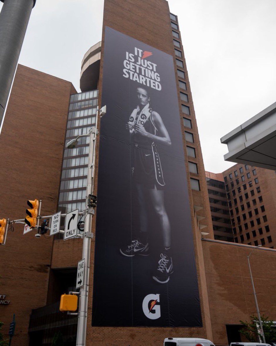 Ahead of Caitlin Clark’s home WNBA debut, Gatorade placed a 150-ft. banner on a hotel in downtown Indianapolis 🔥 #WNBA #WNBATIPOFF