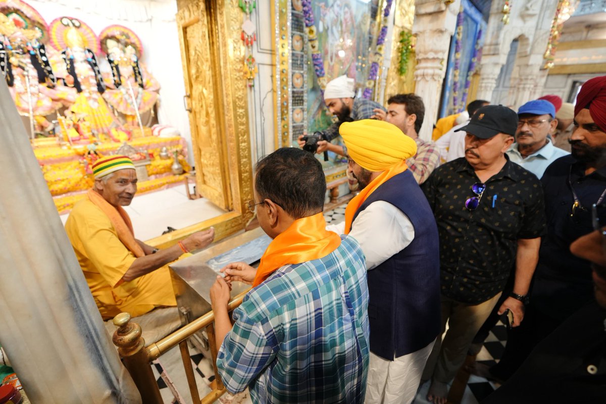 Arvind Kejriwal & Bhagwant Mann visited Durgiana Mandir of Amritsar !!