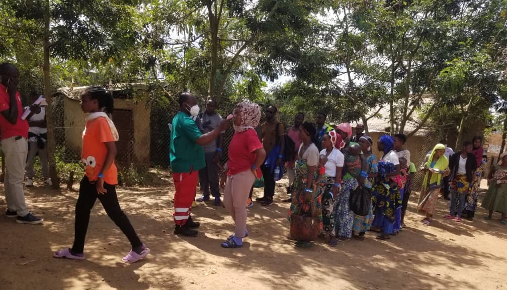 Our team in Nakivale refugee settlement, handling the Disaster Mobile Clinic is at Kabazana reception centre, attending to new refugee arrivals. Among the services offered include temperature screening and emergency medical care. @krcs_org_kw @RefugeesUganda @OPMUganda