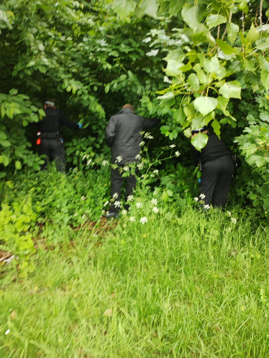Officers today worked with Peabody wardens to conduct a weapon sweep in Crossway Park as part of #opsceptre week, I am pleased to say no weapons were found in our search.

#mylocalmet #community #partnershipworking