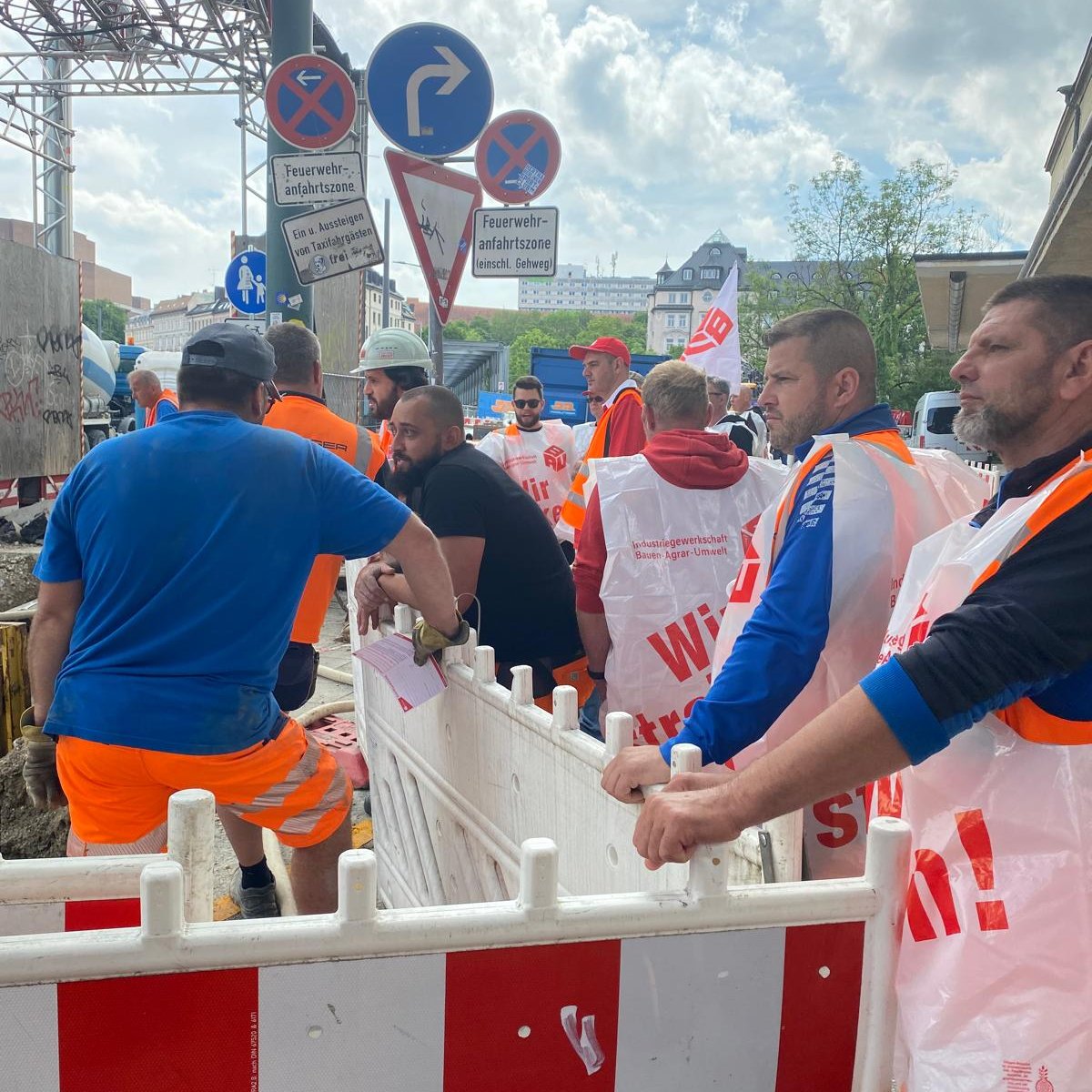 Unsere erste #Warnstreik-Woche fürs #Bauhauptgewerbe neigt sich dem Ende entgegen. In München besuchten die Streikenden heute andere Baustellen, um die Beschäftigten dort zu überzeugen, sich anzuschließen.