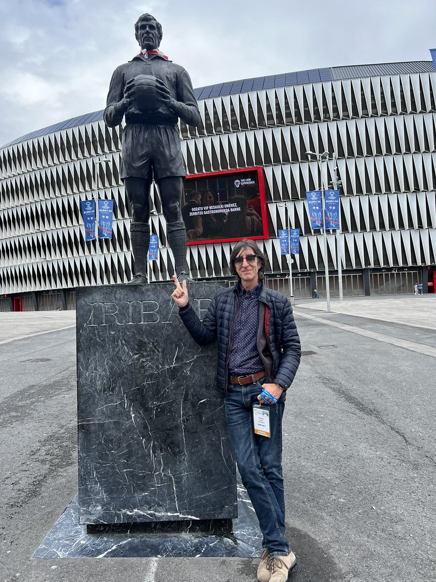 La vida es maravillosa. Hoy en Bilbao fui a ver la estatua de Iribar y luego a comer con él. El respeto con el que le tratan, que le hayan dedicado tantos homenajes en vida y el cariño que le da la gente por la calle, te llegan al corazón. @AthleticClub Gracias a @GalderReguera