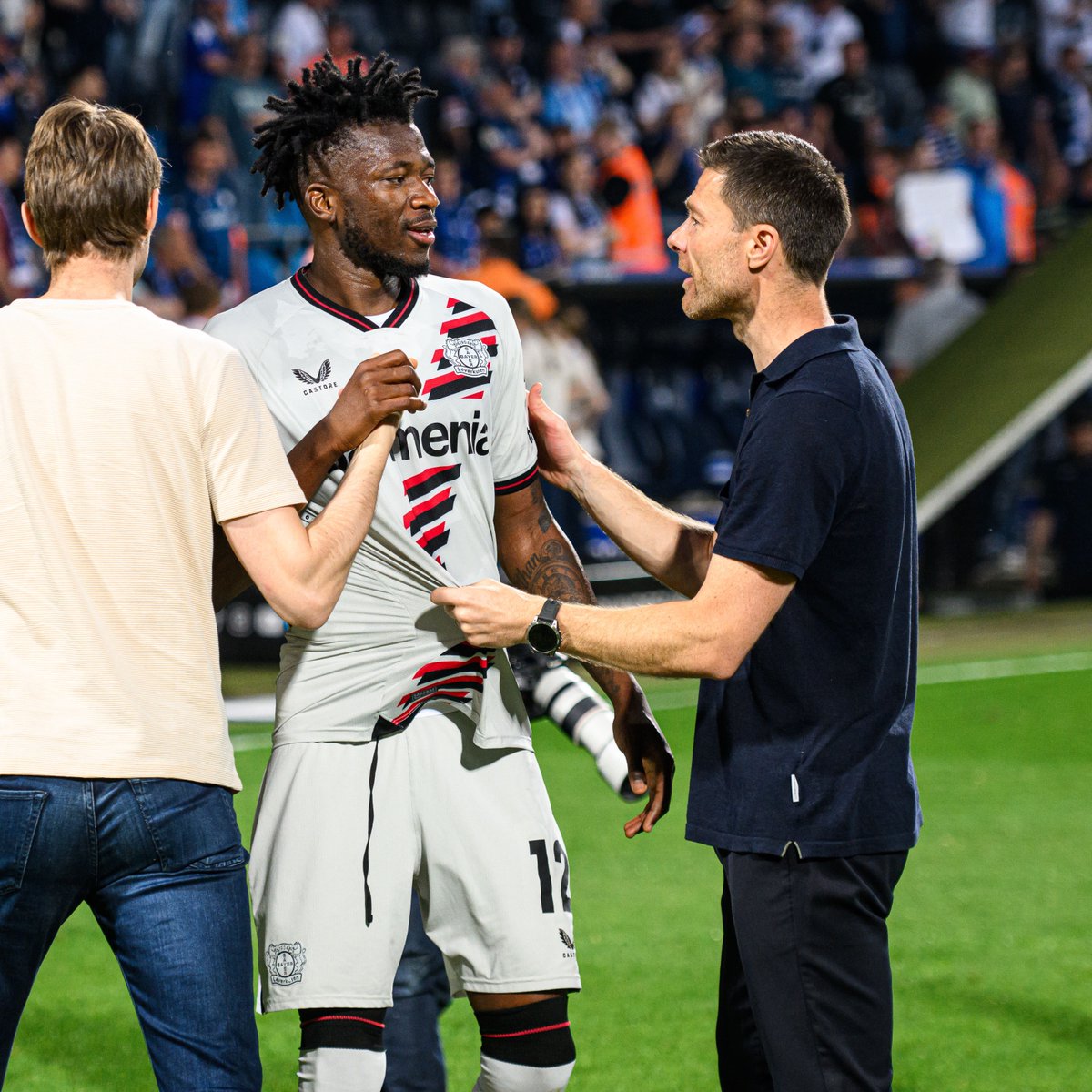 EVERYONE wants a shirt from Eddy! 😅🇧🇫

#Bayer04 #Werkself | @12Tapsoba