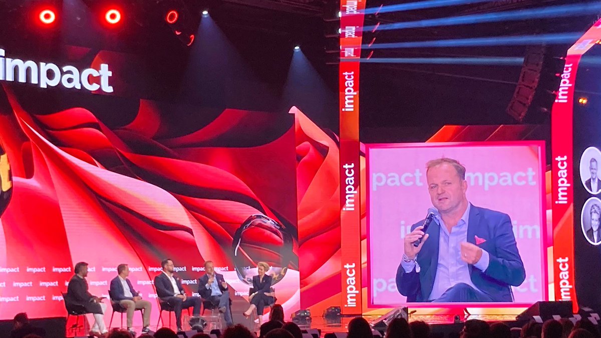 #NaScenieImpact @ImpactCEE Peter Bakenecker: 'Jestem optymistą, jeśli chodzi o rozwój #AI w Europie. Mamy świetne zasoby, młode społeczeństwo, doświadczonych specjalistów. Wraz z rozwojem technologii musimy jednocześnie edukować i budować zaufanie do innowacji.'