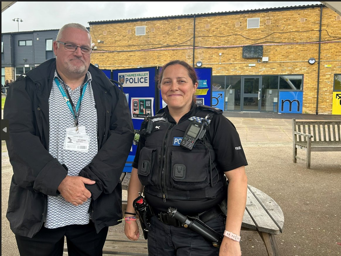 As part of Operation Sceptre, we were out supporting the police today at Ousedale school in Newport Pagnell. Working in partnership with the school, we spoke to students about knife crime & Stop and Search #OpSceptre #KnivesRuinLives #staytruetoyou @Ousedale @tvp_mk @TV_VPP