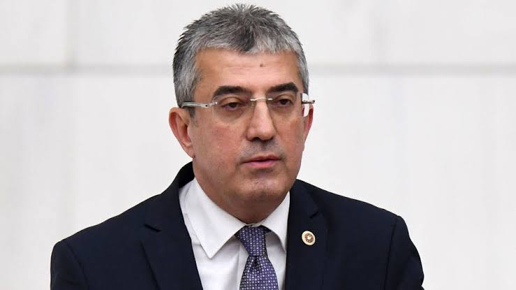 CHP Genel Başkan Yardımcısı Gökhan Günaydın Kobani davası kararlarına tepki gösterdi: Kobani kumpas davası kararları, bir taraftan Türkiye’nin çağdaş hukuk devletinden ne denli uzaklaştığını diğer taraftan da AKP ve normalleşme sözcüklerinin birbirine mesafesini göstermesi