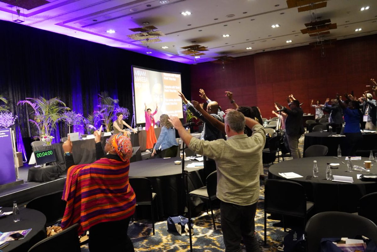 Consider our brains boosted! Thanks to #AtlanticFellows @armi_funs for his beautiful short film, Mother's Daughters, discussing the common symptoms of #Alzheimers & Geeta Dorkhy & Laura María Calderón Cuevas for their invigorating body shake/dance “Brain Boost” at #AAICSatellite