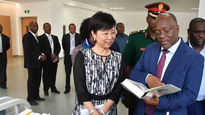 En 2020, la Chine a offert d'accorder à la Tanzanie 🇹🇿 un prêt de 10 milliards de dollars pour construire un port si elle accepte de: • Pas de construction d'un nouveau port • Les Chinois vont gérer le port pendant 35 ans et prendre tous les revenus • Bail de 99 ans Le