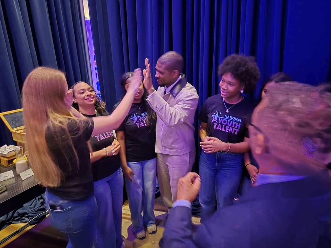 BGCSTL teens front and center for a photo with National Recording & Grammy Award winning Artist, Usher after his speech at the Boys & Girls Clubs of America's National Conference.  Fun times! @Usher

#bgcstl #leadership #BGCA #music #fun #Usher