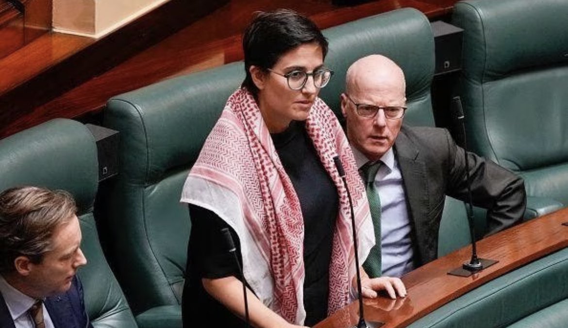 🚨#BREAKING: Victoria state has officially BANNED Keffiyeh scarfs!

The Australian state of Victoria has ruled that MPs cannot wear keffiyeh scarves in parliament…
