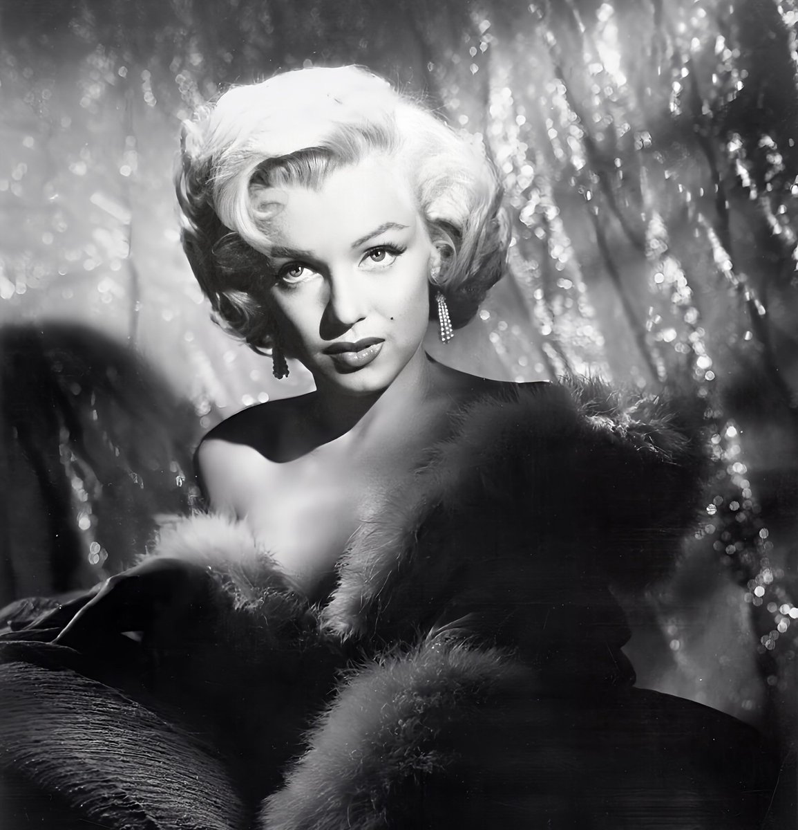 Marilyn Monroe photographed by Frank Powolny in the “White Fur” sitting (1953).