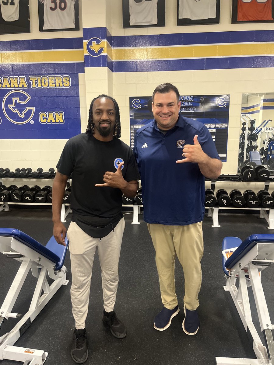 Really Appreciate @rogers_eugene For His Time Today Talking @CorsicanaFB‼️Also Ran Into Former @UTEPFB Student Athlete @Spencinoo‼️ #PicksUp⛏️🤙 #WinTheWest