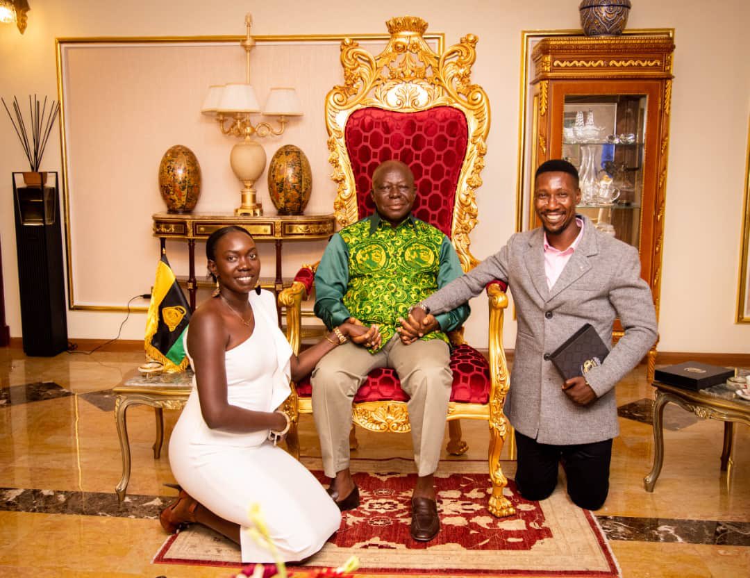 Prince Edward Fredrick Walugembe together with Princess Florence Nakayenga having a light moment with Asantehene Nana Otumfuo Osei Tutu II at his Manhyia Palace in Ghana during this year’s 25th Coronation Anniversary festivities in Ghana. @MengoPalace | @Ashanti_Kingdom