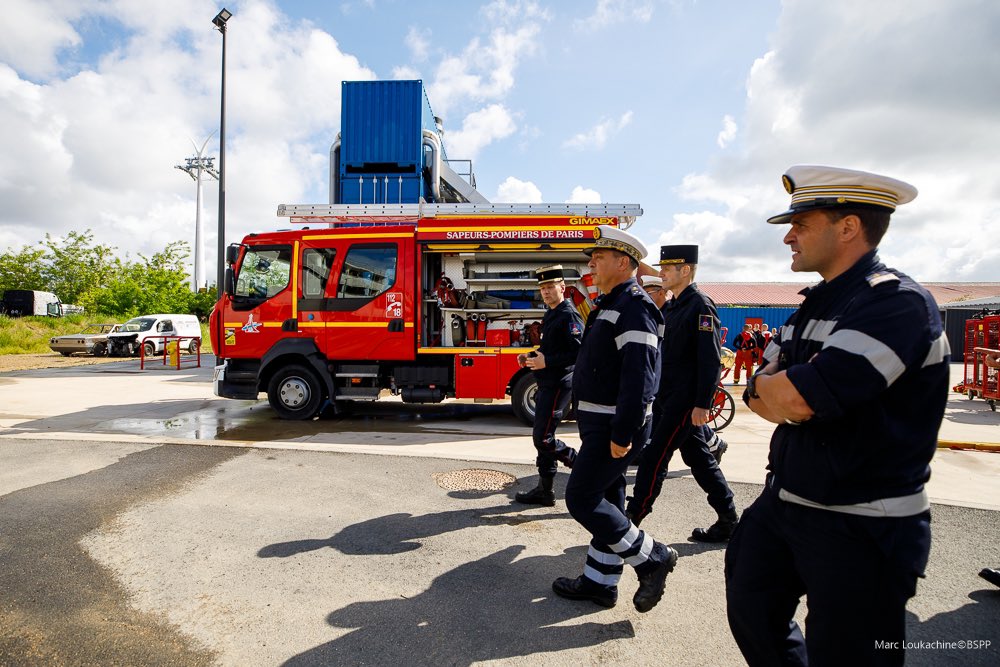 Ce matin, l’école des sapeurs-pompiers de Paris a reçu la visite du vice-amiral Lionel Mathieu, commandant le bataillon des marins pompiers de Marseille. Accompagné du général Dupré La Tour, il a pu visiter notre centre de formations et ses nouvelles infrastructures.