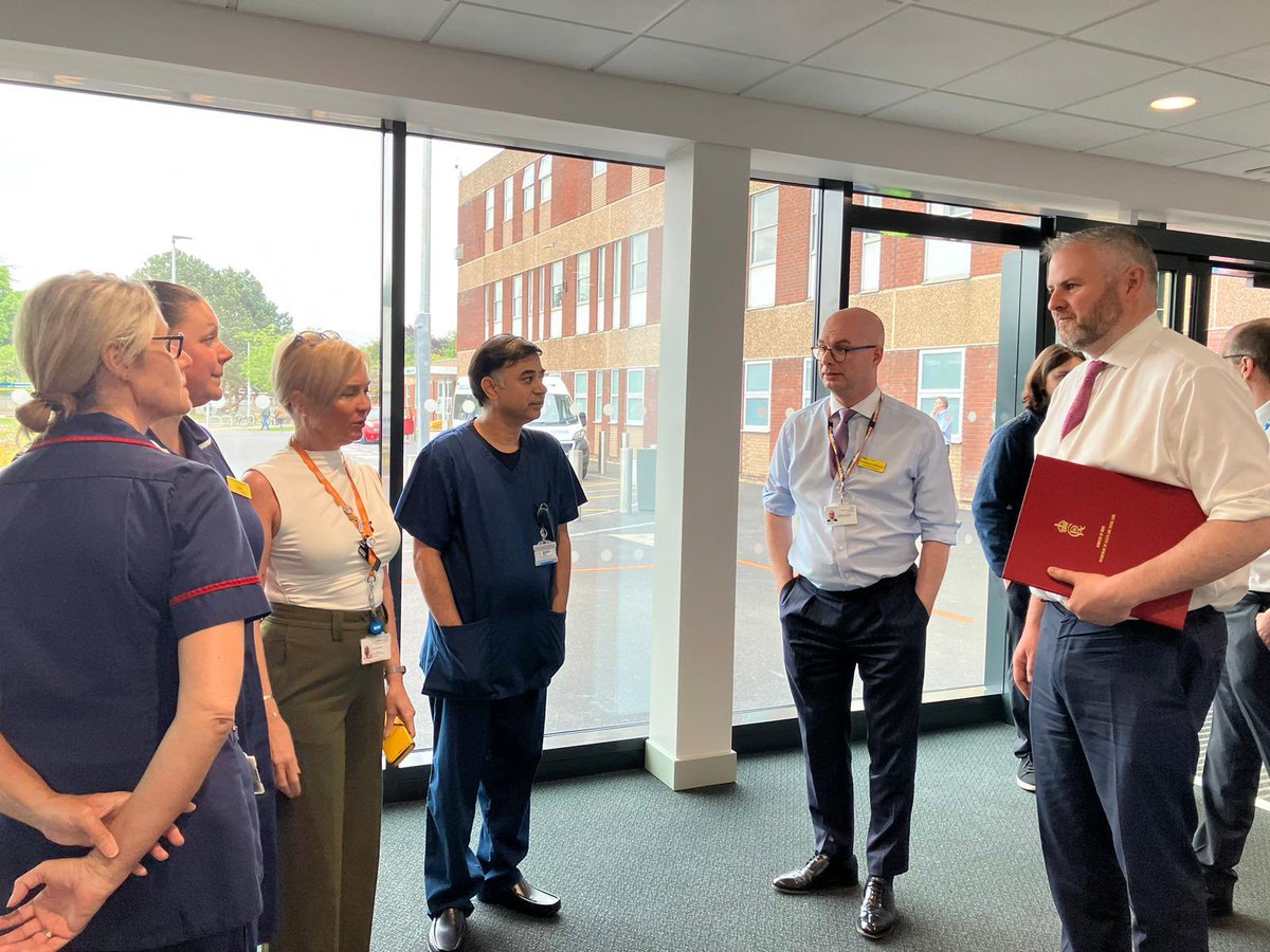 We are continuing to improve access to care for all patients. Today, I visited Diana, Princess of Wales Hospital in Grimsby with @lia_nici to see their state-of-the-art emergency care facilities which are helping to make access to care faster, simpler and fairer. @NHSNLaG