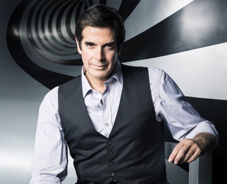 Otro depredador de Hollywood el mago David Copperfield ahora con 67 años, ha sido denunciado por varias mujeres por abuso sexual la mayoría menores de 18 años, el que hacía desaparecer un avión no pudo hacer desaparecer su inmundicia, años de acusaciones silenciadas por medios.