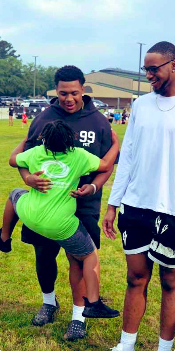 🗣️The excitement is evident from “Deuce” to see the #TempeTexan and the #FiteBoyz‼️ 
#Tatum #TPS #hometown #fieldday @FiteCullen @TreyFite1 @af4real
