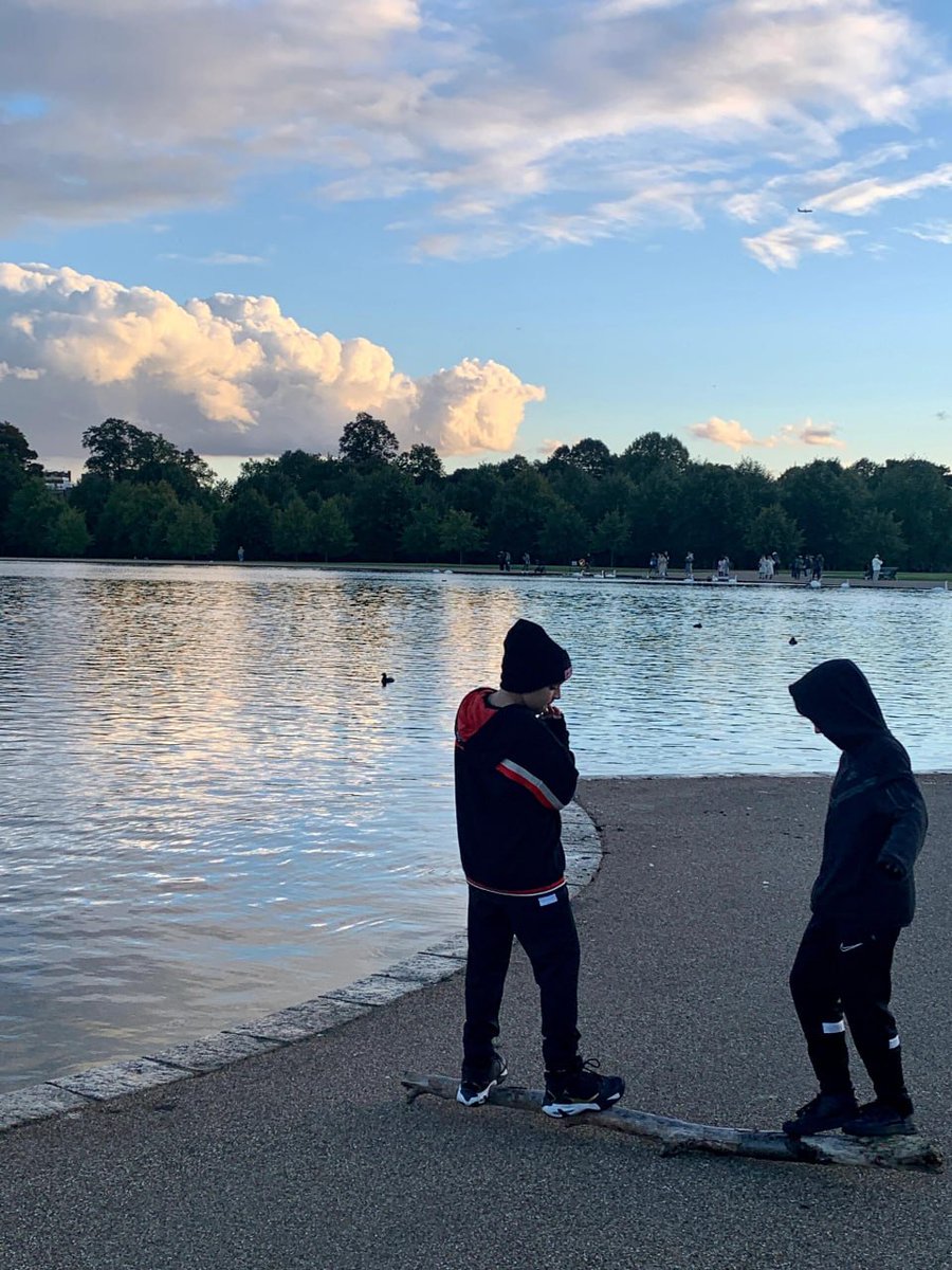 rezzaaditya076's tweet image. The road from the natural history museum to Kensington garden is so beautiful! The ecology of Kensington Park is also very good. 🐿  Bask in the sun on the grass or go to the lake to observe. 📷 🦆