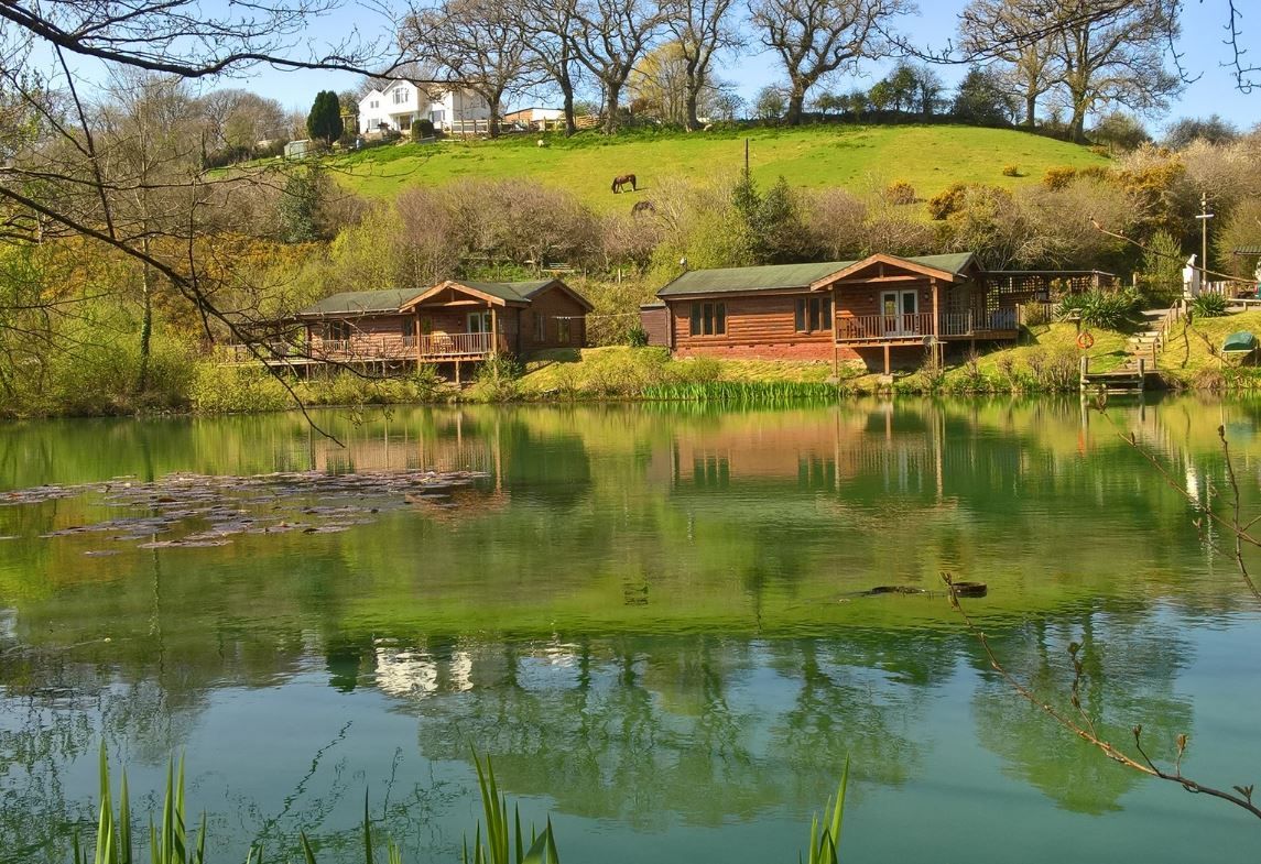 🌿 Discover Valley View Lakes and Lodges, where tranquillity meets luxury in the heart of Buckland Brewer, Devonshire! 🏞️ 🏡 Self Catering aroundaboutbritain.co.uk/Devon/5636 #BucklandBrewer #LuxuryGetaway #HotTubRetreat #Lodges #Holiday #Family #FishingLakes #Fishing #Bideford #Devon