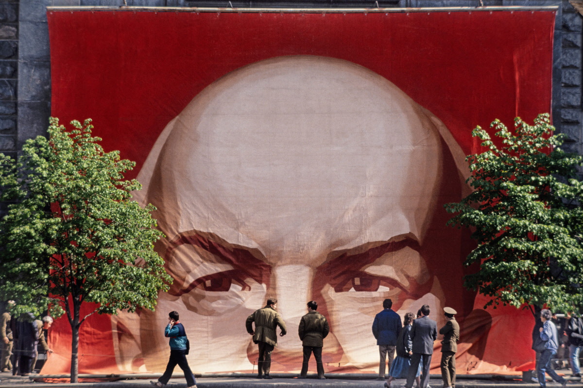 A huge portrait of Lenin is taken down from the Lubyanka Building (KGB Headquarters), 1991