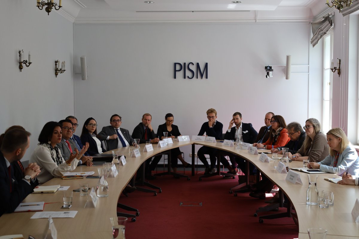 W @PISM_Poland gościliśmy dziś ambasador Jennifer Feller @feller_jennifer, dyrektor generalną ds. Europy w MSZ Meksyku @SRE_mx i szerpą w G20. Spotkanie było okazją do rozmowy m. in. o relacjach 🇲🇽 z jego głównymi partnerami, w tym USA i UE.