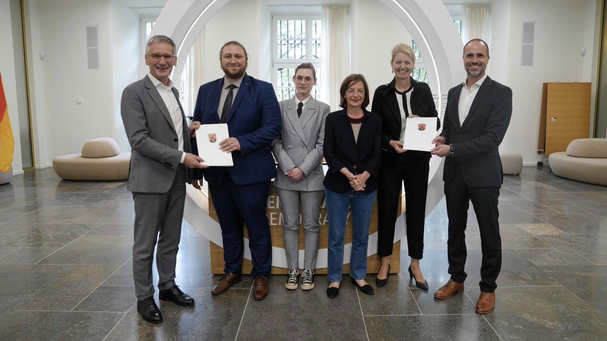 <a href="/MWGRLP/">Ministerium für Wissenschaft und Gesundheit #RLP</a> &amp; <a href="/ltrlp/">Landtag RLP</a> fördern die #Antisemitismusforschung an der #UniTrier. 🤝 Die <a href="/iia_trier/">Interdisziplinäre Antisemitismusforschung Trier</a> nahm heute gemeinsam mit der Präsidentin den #Förderbescheid in Mainz entgegen.ℹ️Mehr Infos: uni-trier.de/universitaet/n…