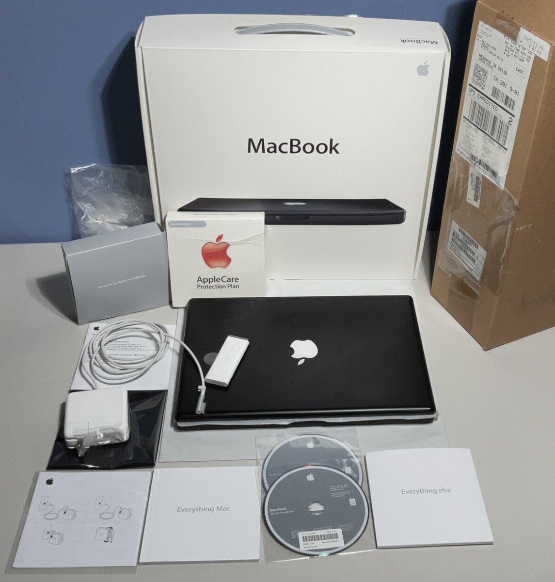 ClassicII_MrMac's tweet image. 18 years ago today on May 16, 2006, Apple released the MacBook.💻

The 13&quot; MacBook replaced the iBook as the entry level laptop. It came with an Intel processor, and you pick between a 1.83 or 2.0GHz Core Duo CPU.

The new polycarbonate case came in 2 colors, white or black.◻️◼️