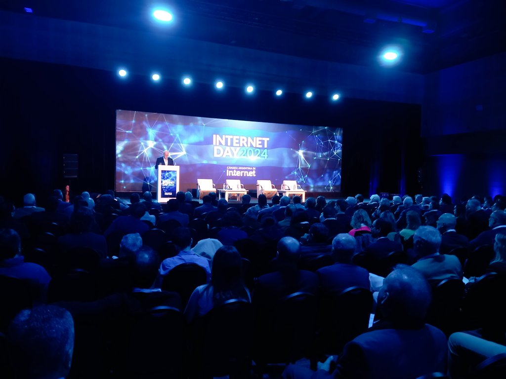 pablogdecastro's tweet image. Hoy celebrando el #InternetDay2024 en el evento de @CabaseAr, conversando sobre las condiciones necesarias para el mejor desarrollo de esta &quot;industria de industrias&quot; -en palabras de @arielgraizer- en beneficio del crecimiento y progreso socioeconómico de Argentina.