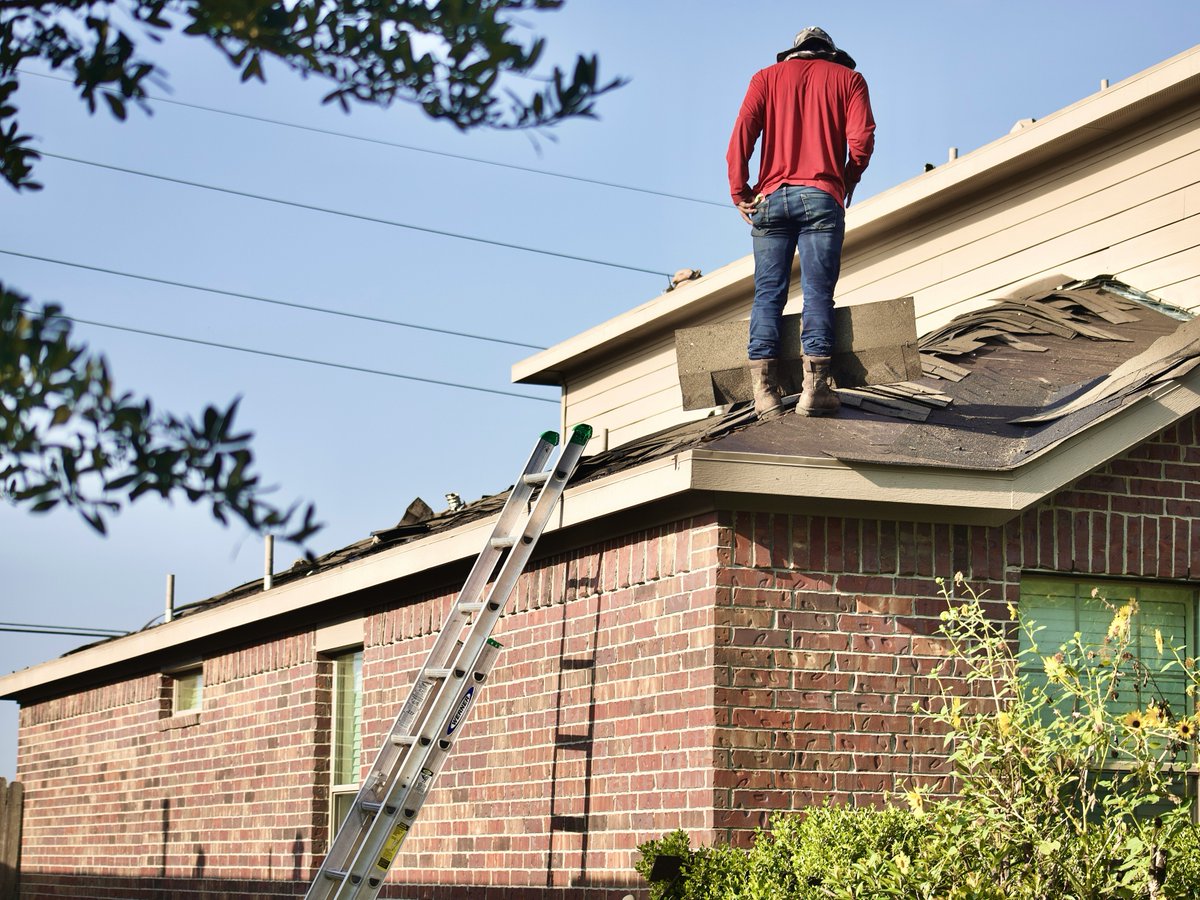 About 3/4 of U.S. roofs are asphalt shingles with a life expectancy of 15-20 years. These #roofs may require new shingles before a solar install. Solar-only installers can level up by bundling #roofreplacement AND a #solar install. #AuroraSolar 🔗 bit.ly/49mAKdO